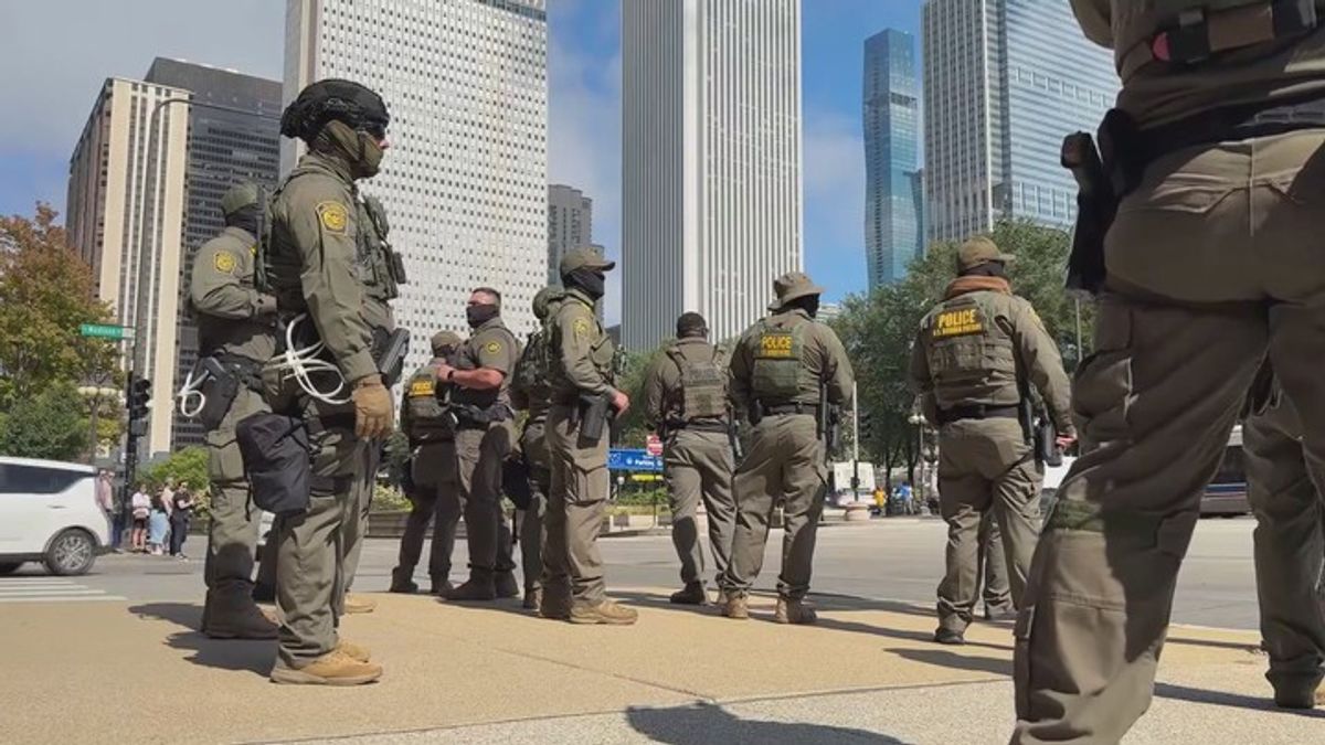 Armed Border Patrol agents seen in downtown Chicago as part of ongoing ...