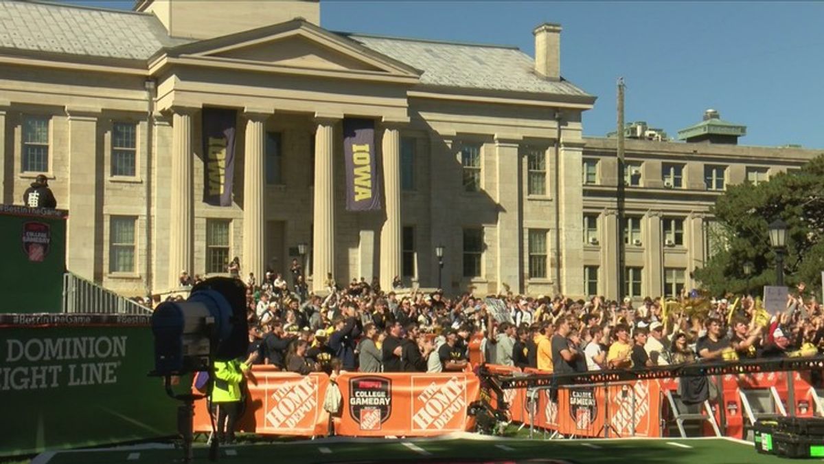 Iowa fans in Iowa City building energy with pregame shows | Haystack News