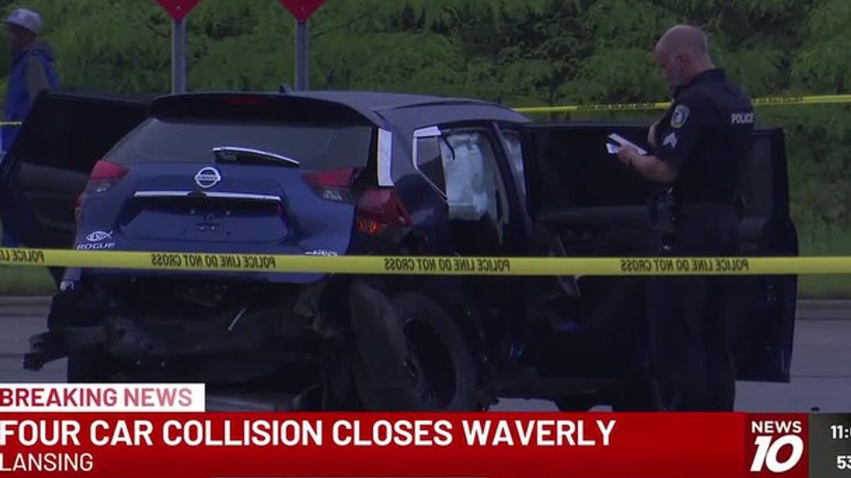 Four-car collision closes Waverly Road in Lansing | Haystack News