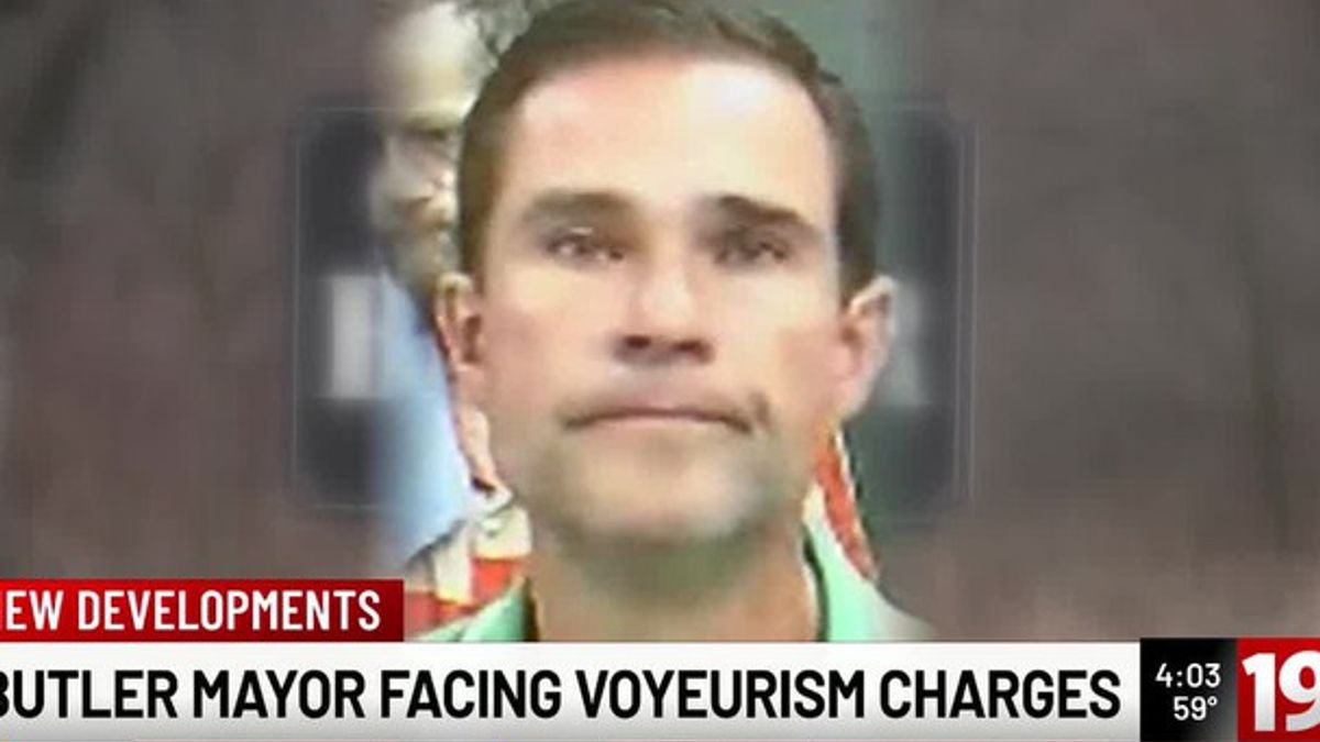 Richland Co. mayor charged with voyeurism after allegedly sniffing teen ...