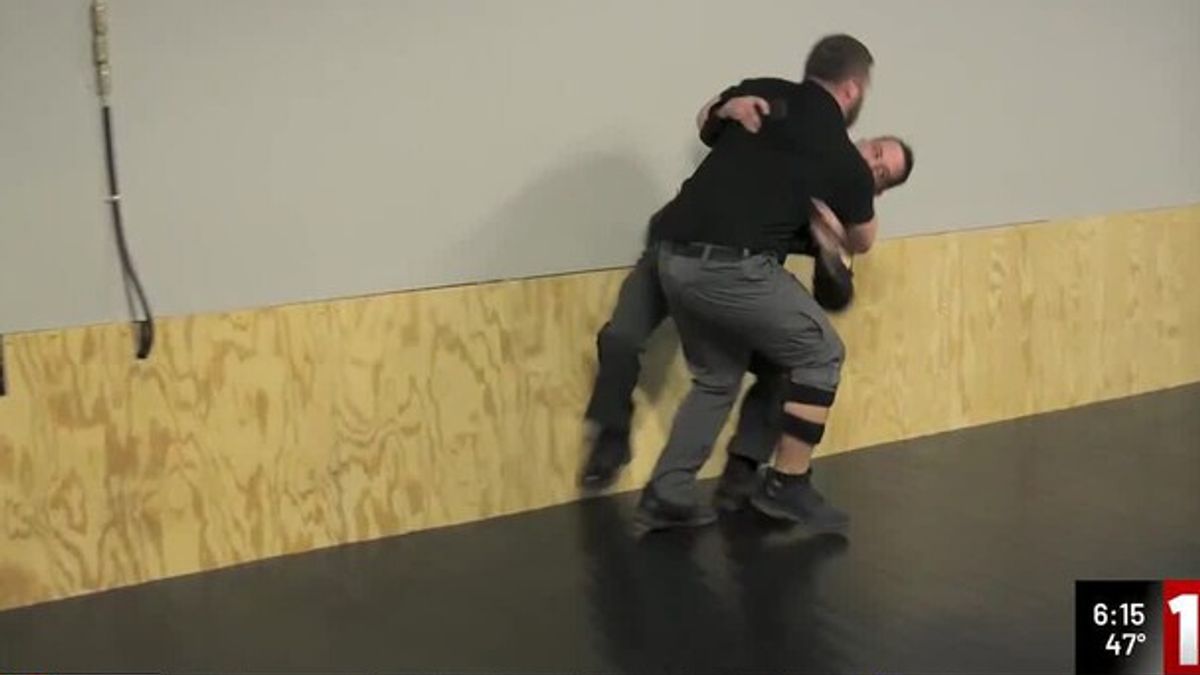 Lorain County demonstrates 50,000-volt restraint device after courtroom ...