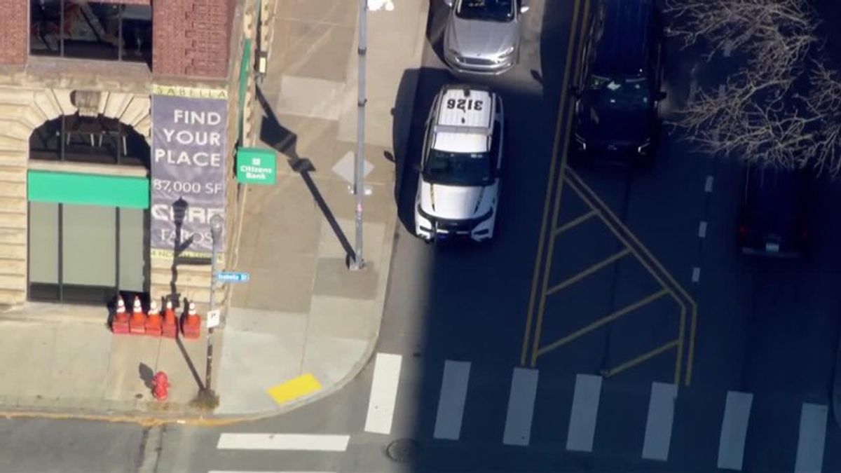 Pittsburgh police surround Citizens Bank after masked man with gun ...