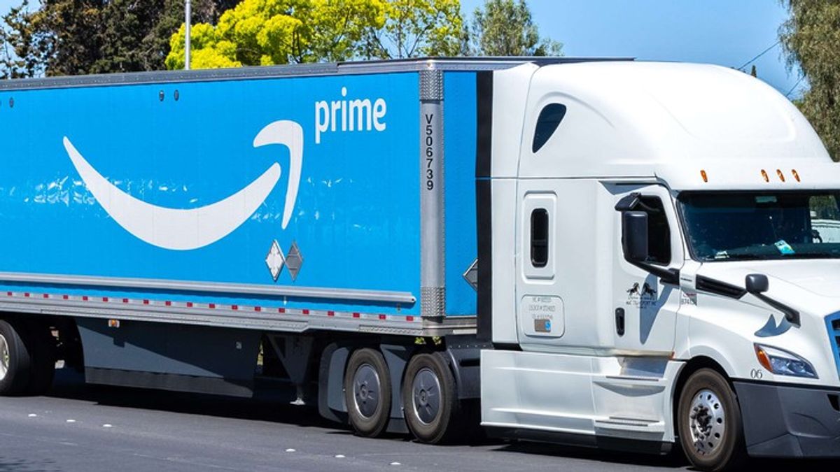 Amazon vs. JPMorgan: Which stock would 'thrive' in economic slowdown ...
